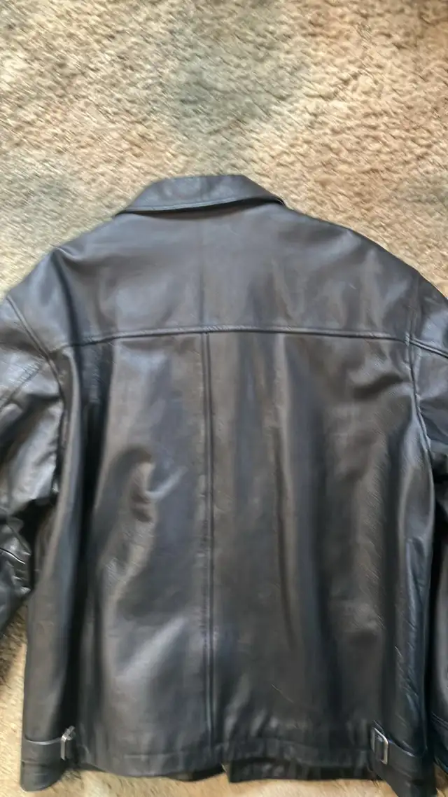 Gap men’s leather jacket size large in Men's in Lethbridge - Image 4