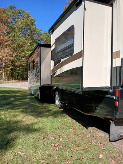 Discover the open road with this used Fleetwood Bounder RV, a reliable home on wheels ready for adve...