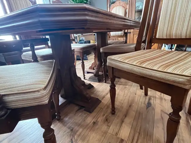 Dining Table with 6 Chairs and Hutch in Dining Tables & Sets in Kingston - Image 4