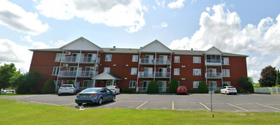 English will follow : Magnifique 3 1/2 situé dans un quartier résidentiel calme de Drummondville, à...