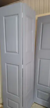 Deux portes pliantes