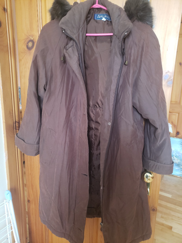 MANTEAU D'HIVER POUR FEMME LÉGER ET CHAUD. TAILLE MÉDIUM dans Femmes - Hauts et vêtements d'extérieur  à Ville de Montréal - Image 4