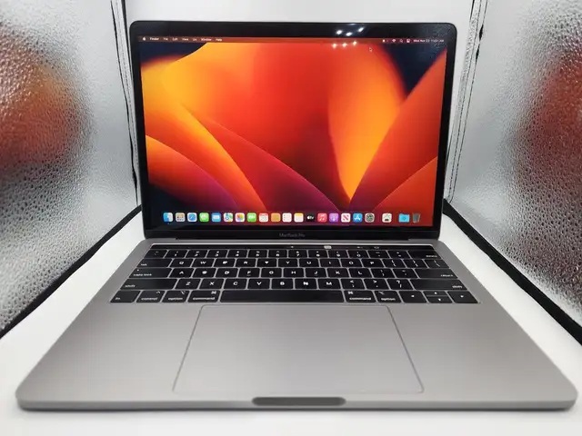 Apple Macbook Pro Touchbar 13 inch in Laptops in City of Montréal - Image 2