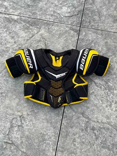 Bauer Supreme Shoulder Pads. Size: Junior - Medium