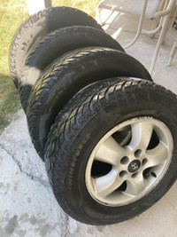 4 PNEU AVEC MAGS HIVER 215/70 R16