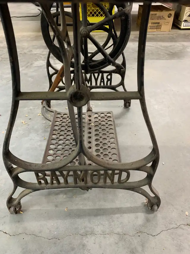 Sewing machine Raymond ! in Other in Saskatoon - Image 4