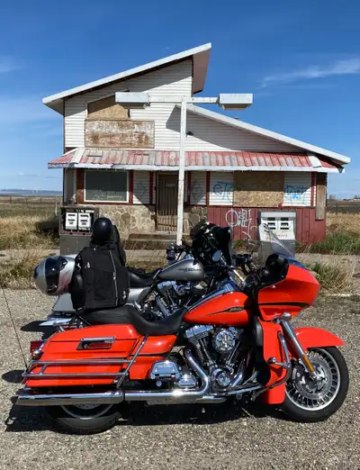 Absolutely mint 2009 Road Glide Tall windshield Hard lowers with storage Mustang seat Driver & passe...