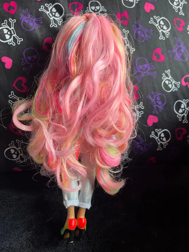 Rainbow high doll (Pink) in Toys & Games in Oshawa / Durham Region - Image 3