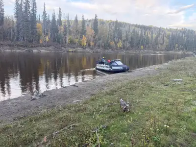 This Solar 470SJT, equipped with an Evinrude 60/40 Jet leg, is a versatile and rugged watercraft bui...