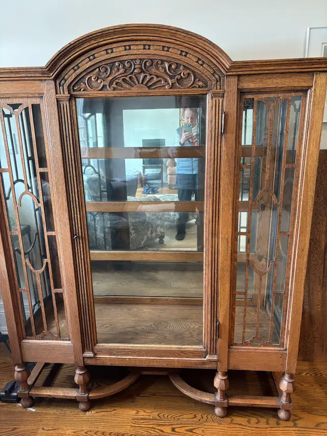 Antique china cabinet in Hutches & Display Cabinets in City of Toronto - Image 4