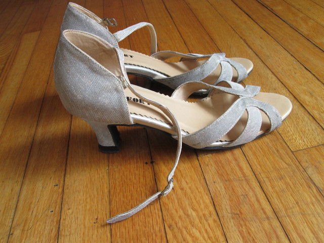 COMFORT Ballroom Dance Silver Shoes Size 7 in Costumes in Kingston