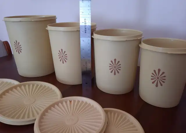 Vintage Tupperware Nesting Canisters / 4 Conteneurs Tupperware in Arts & Collectibles in City of Montréal - Image 6