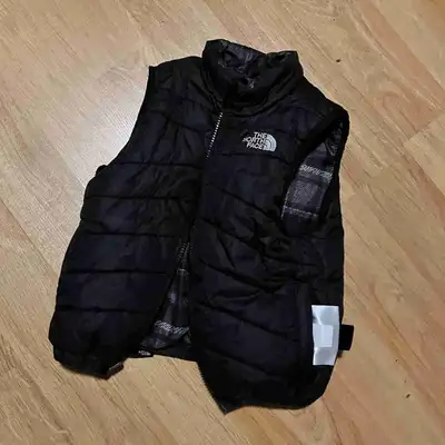 Located by Deerfoot Mall Reversible north face vest Size extra small In very good condition zipper i...