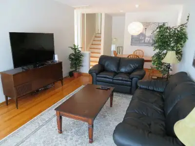 Renforth/Rathburn -immediately south of YYZ Private room in a quiet 4 bdrm house Entire house is ded...