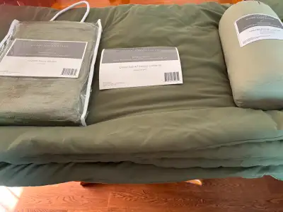 Queen set of sheets, Matching Comforter, Matching Chenille Throw, View more
