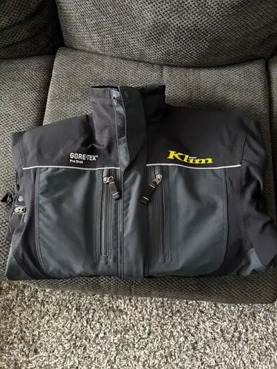 Woman’s Klim snowmobile suite Brand new condition NON-Insulated set Jacket - Size Small Pants - Size...