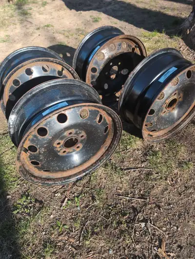 Selling a set of four 17-inch steel rims, 7.5Jx17 size max load of 725kg. These rims are in good con...