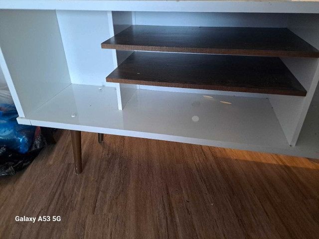 Commode tv avec une patte un peu Louise mais stable, 100$ dans Meubles de télé et unités de divertissement  à Lévis - Image 2