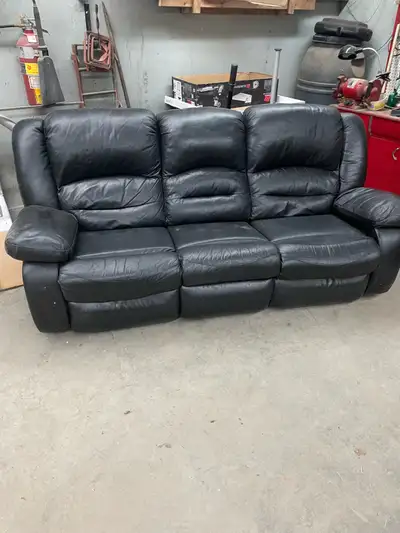 Sofa 3 places ,idéal pour chalet,camp de chasse ou relais motoneiges et quads.