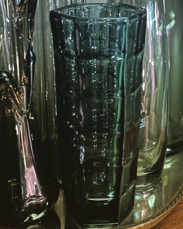 VASE VERRE FUMÉ VINTAGE RÉTRO MID CENTURY MCM SMOKED GLASS VASE dans Art et objets de collection  à Ville de Montréal - Image 4