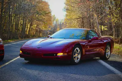 Corvette C5 2002 Couleur : Magnetic Red Transmission manuelle 6 vitesses Seulement 27000 km Head Up...