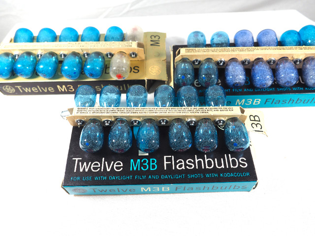 3 Boxes of Vintage Unused Twelve Pack GE M3B Flashbulbs in Cameras & Camcorders in Edmonton - Image 3