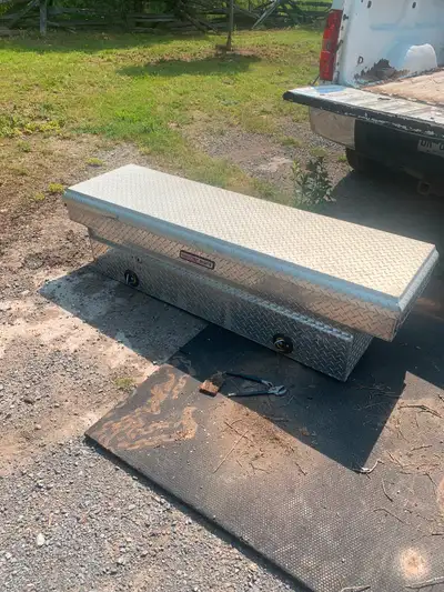 Weather guard tool box with internal sliding tray. No keys for the locks. No dents and good shape