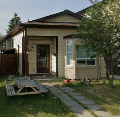 This beautiful 2-bedroom basement suite offers a separate entrance, a full kitchen, a full washroom,...