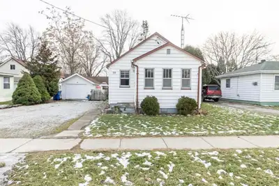 Very nice full house available for rent in Wallaceburg. Features 2 bedrooms, 1 washroom, living room...