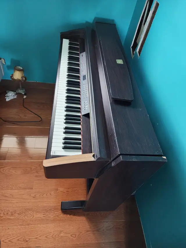 Electronic Piano, 88 keys, 3 pedals - everything works in Pianos & Keyboards in Grande Prairie - Image 2
