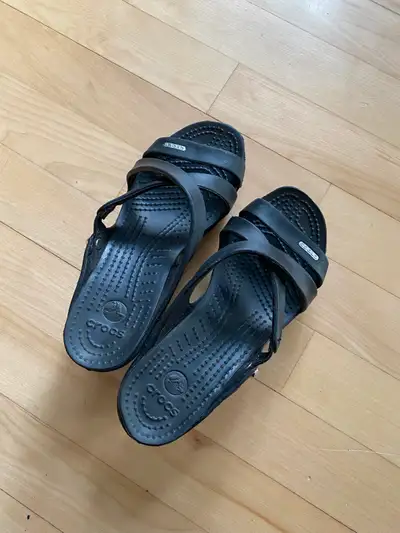 Sandales CROC – comme neuves Grandeur : 6 Hauteur talon : 3 ¾ ‘’ État : Comme neuve. Je les ai porté...