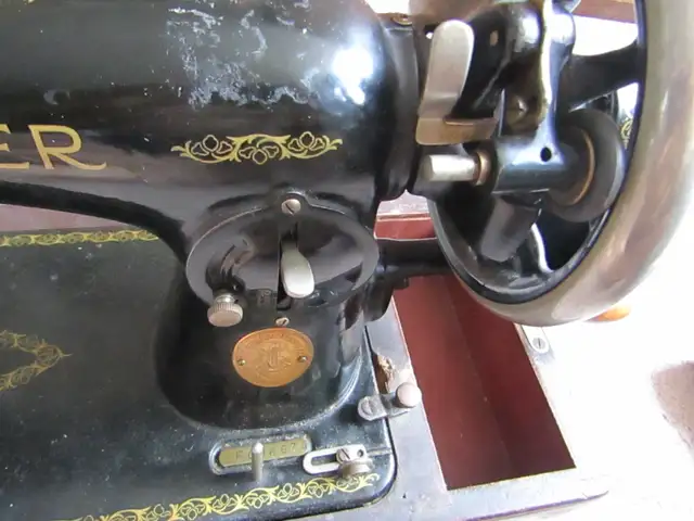 Vintage Singer Sewing Machine - 1949 in Arts & Collectibles in City of Toronto - Image 4