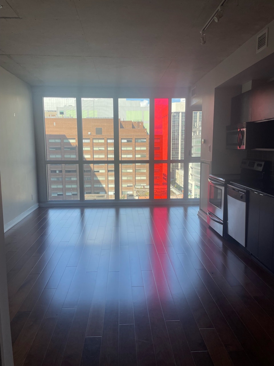 Dec 1 or sooner Bank/Laurier 1 Bed Downtown condo available now! 3