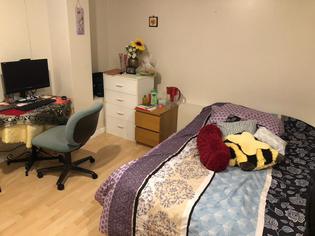 Spacious Room for rent near Steeles & dufferin  in Room Rentals & Roommates in City of Toronto - Image 2