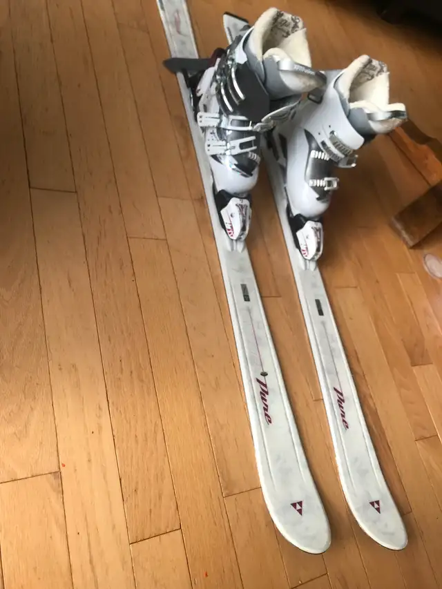 Women skis in Ski in Kingston - Image 2