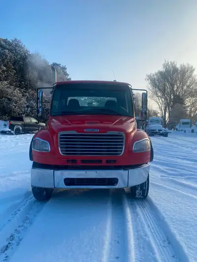 Freightliner Cab&chassis, Allison Automatic, Detroit DD8, Very Clean Truck, Full Lockers, Air Ride,...