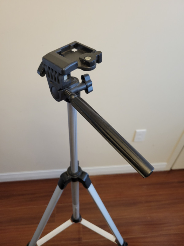 Samsonite Camera Tripod – Photography and Video in Cameras & Camcorders in Cole Harbour - Image 3
