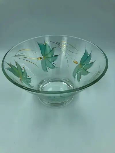 Missing dip bowl. excellent condition. PU is in the south end or may be able to deliver within Winni...