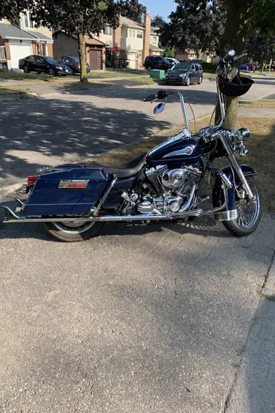 2003 Harley Davidson Road King – 25,000 km Clean 2003 Road King with only 25,000 km. Runs great. - L...