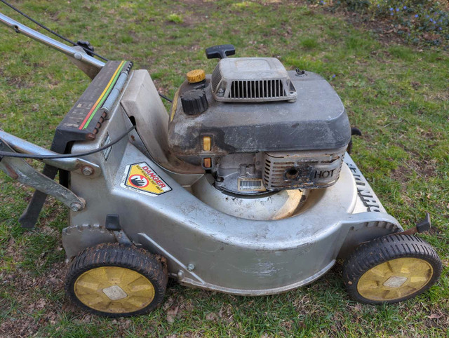 John Deere lawnmower  in Lawnmowers & Leaf Blowers in London - Image 3