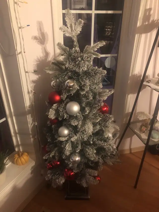 Christmas Tree - Artificial 4’ Pre-Lit