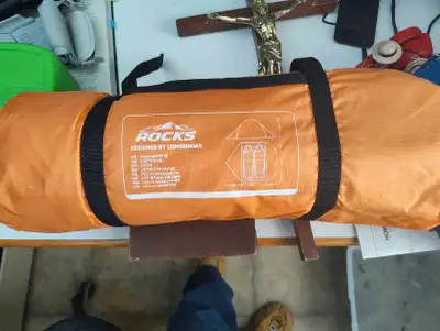 This is a two-person tent designed by Longsinger under the Rocks brand, perfect for outdoor adventur...