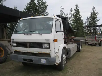 1989 Single Axle Kenworth, 8.3 Cummins Engine, Eaton Transmission, and Rockwell rear end 180,000kms...