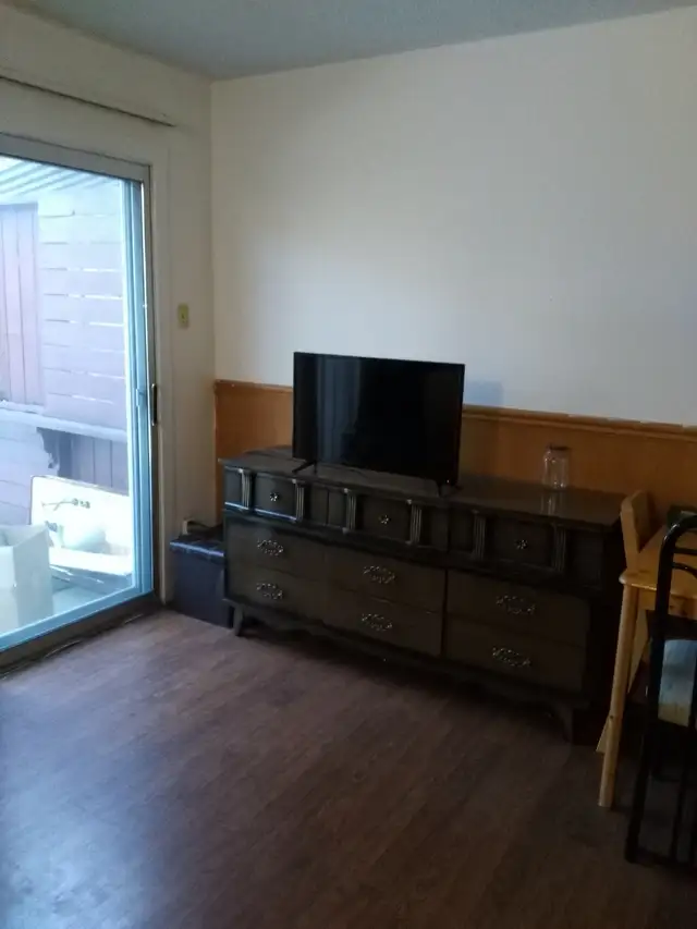Finch-Victoria Park Semi-Detached House Room for Rent63815787494787121