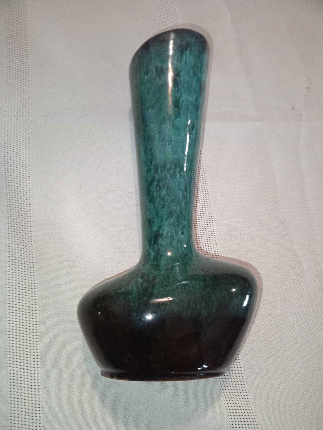 Evangeline Pottery Vase 8 in. Perfect condition  in Arts & Collectibles in Yarmouth - Image 4