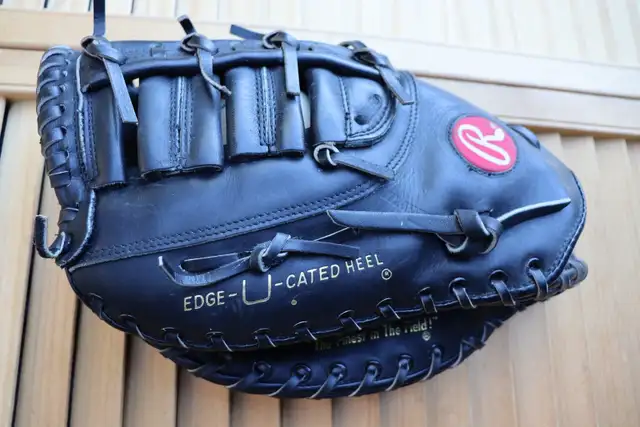 Right Hand First Base Gloves Rawlings Wilson Leather Baseball So in Baseball & Softball in Markham / York Region - Image 9