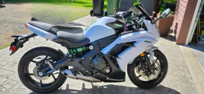 Très belle moto. Excellente condition. Pneus presque neufs.
