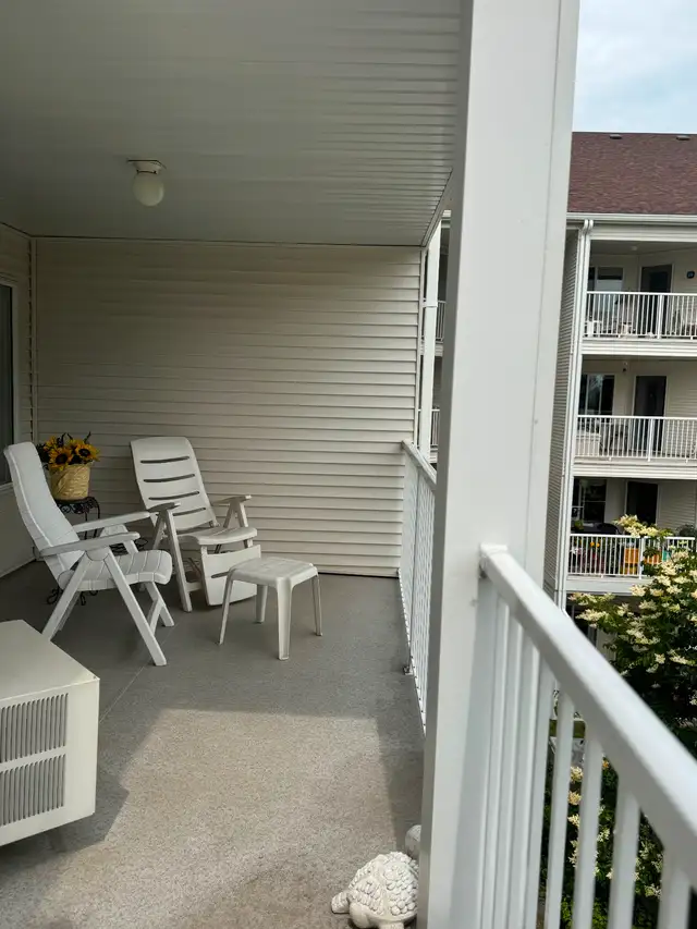 Just painted, 1 Bdrm with laminate floors facing gardens in Short Term Rentals in St. Albert - Image 9