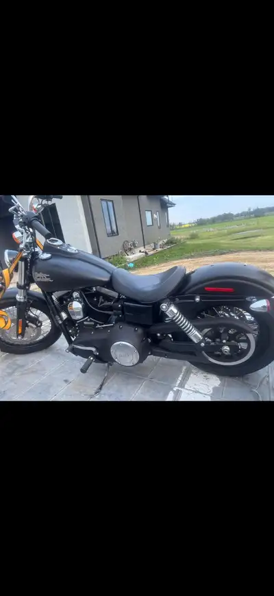 2017 harley street bob Matte black Under 14,000kms Havent had time to ride in the last 2 summers No...