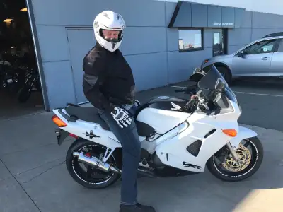 • Honda VFR800 5th Generation (1998-2001) • 1998 Year Edition with only 61,289 kms (90% highway), ow...